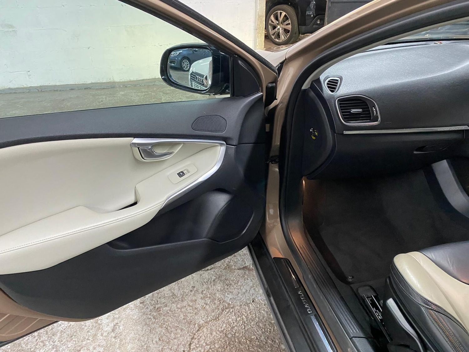 Used Volvo V40 Cross Country 2013 for sale - 76084716: Photo 39