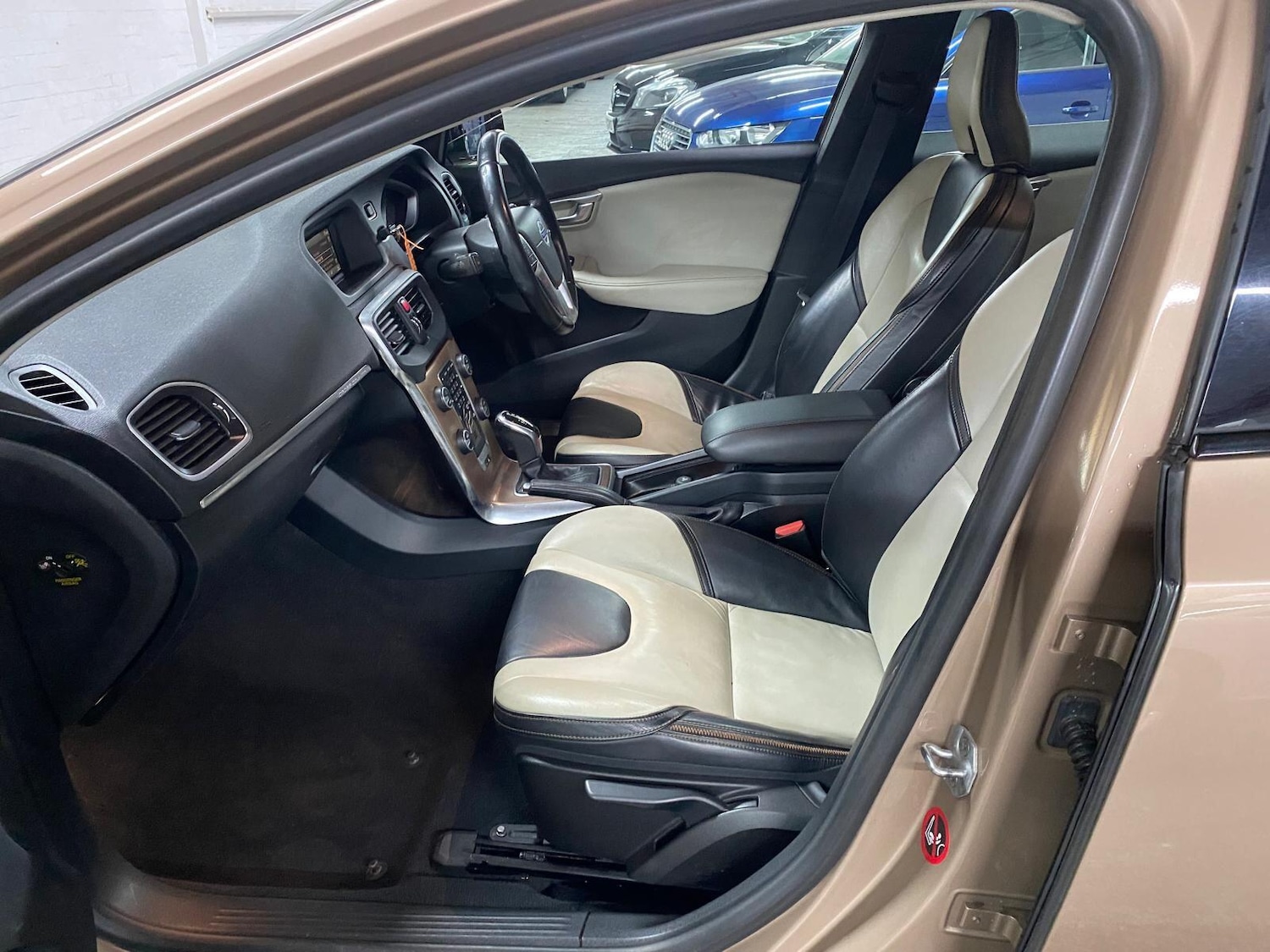 Used Volvo V40 Cross Country 2013 for sale - 76084716: Photo 40