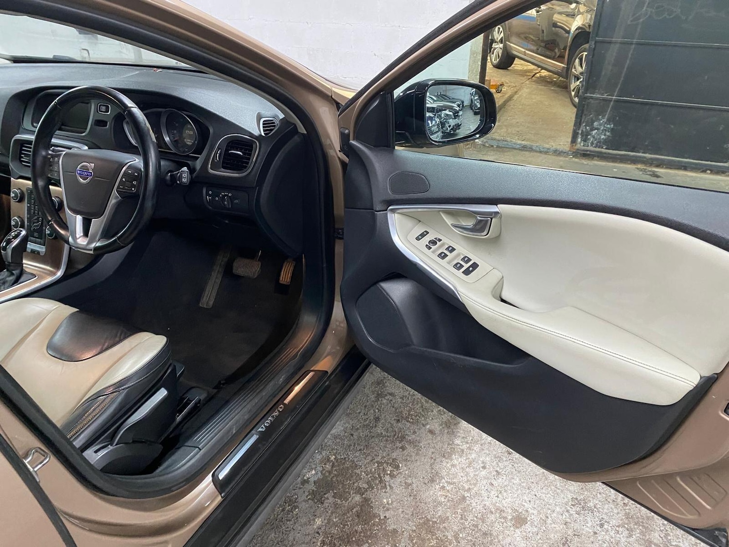 Used Volvo V40 Cross Country 2013 for sale - 76084716: Photo 8