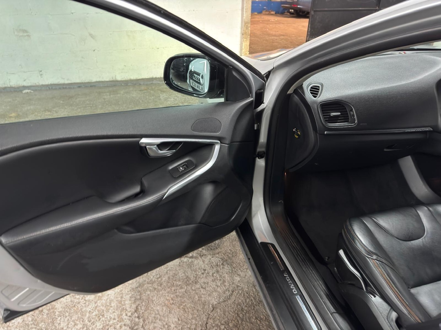 Used Volvo V40 2015 for sale - 78047691: Photo 40