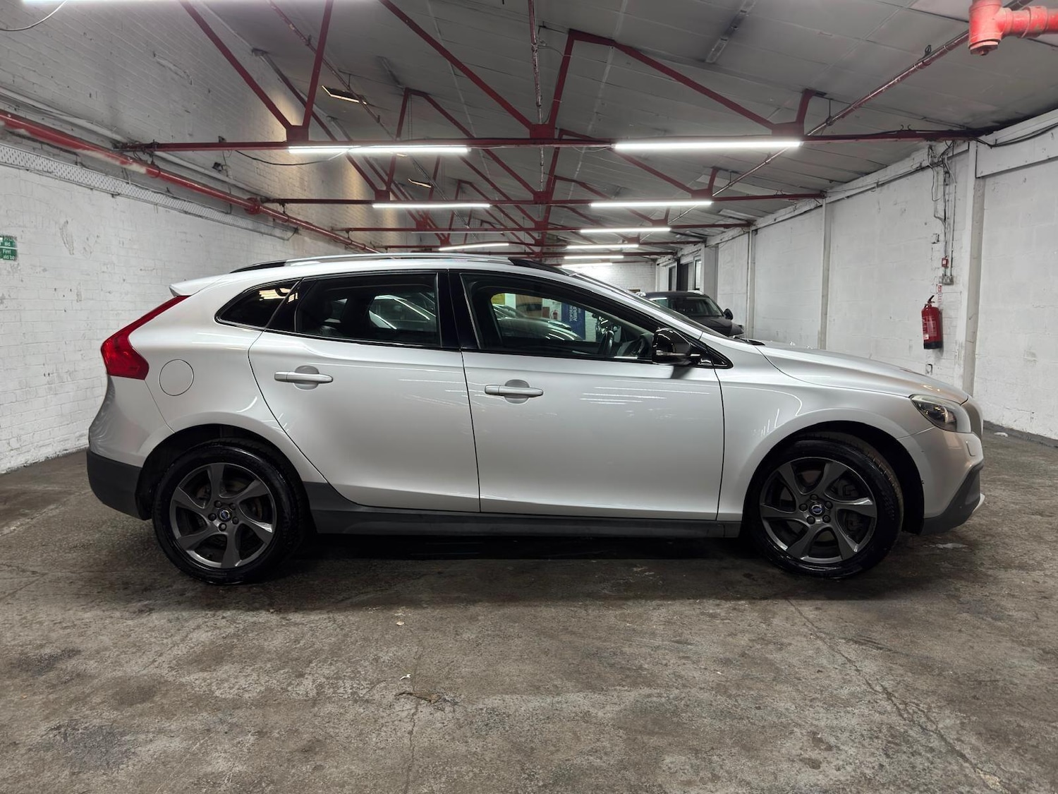 Used Volvo V40 2015 for sale - 78047691: Photo 5