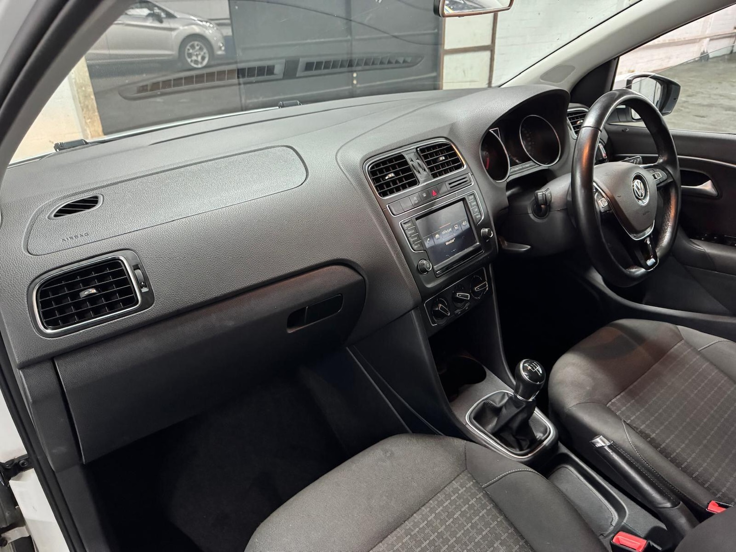 Used Volkswagen Polo 2015 for sale - 76936369: Photo 32