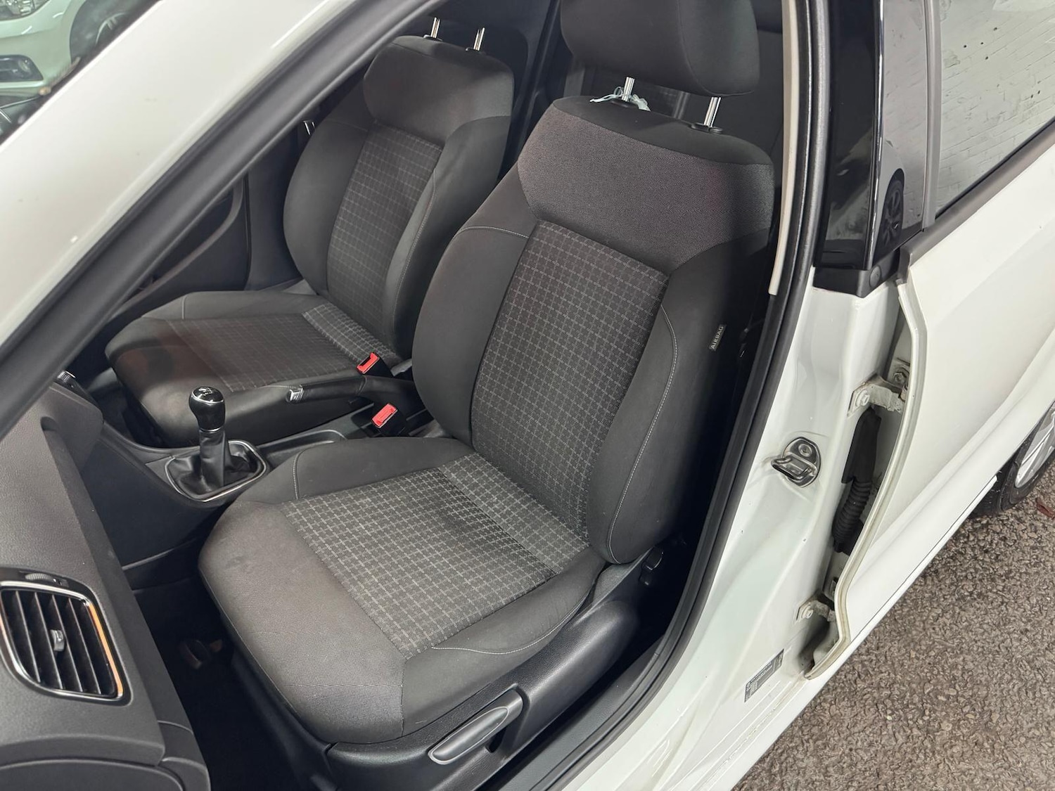 Used Volkswagen Polo 2015 for sale - 76936369: Photo 37