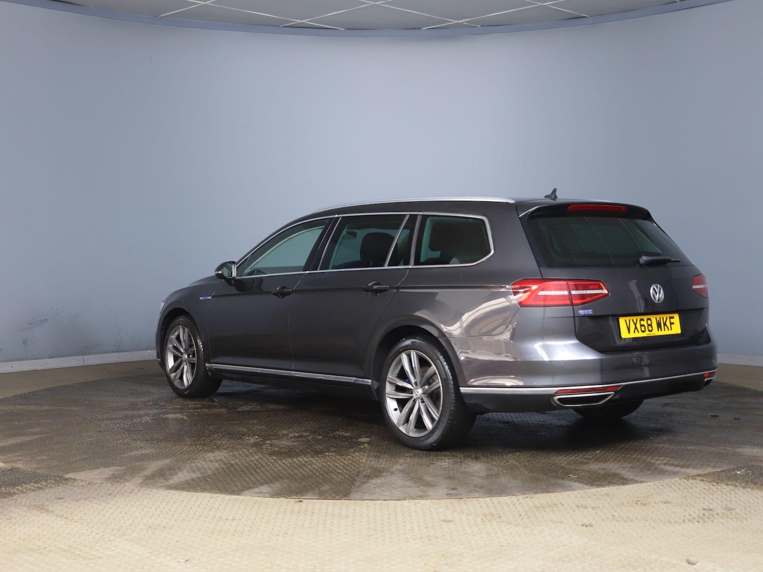 Used Volkswagen Passat 2018 for sale - 76498832: Photo 2