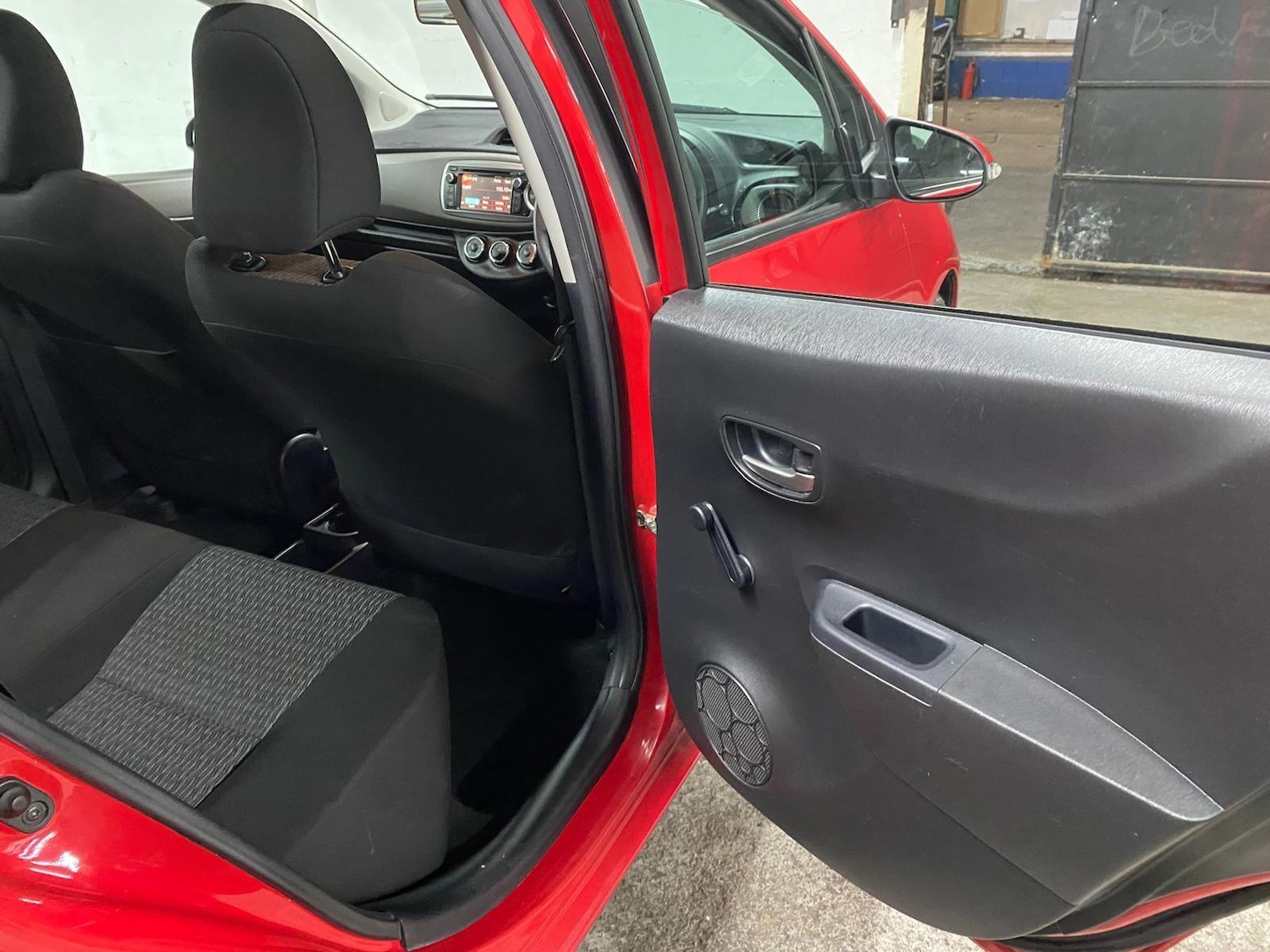 Used Toyota Yaris 2013 for sale - 76424580: Photo 33