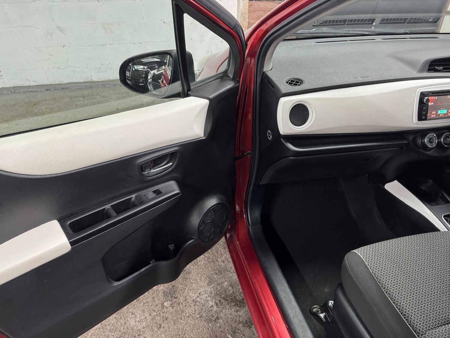 Used Toyota Yaris 2013 for sale - 77632971: Photo 35