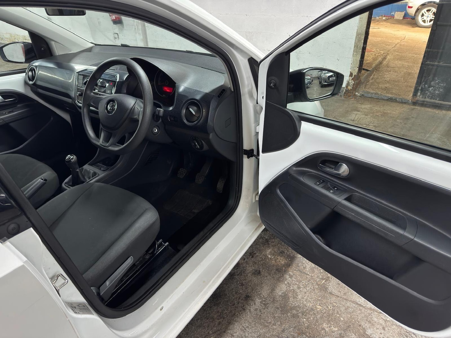 Used Volkswagen up! 2017 for sale - 78205439: Photo 2