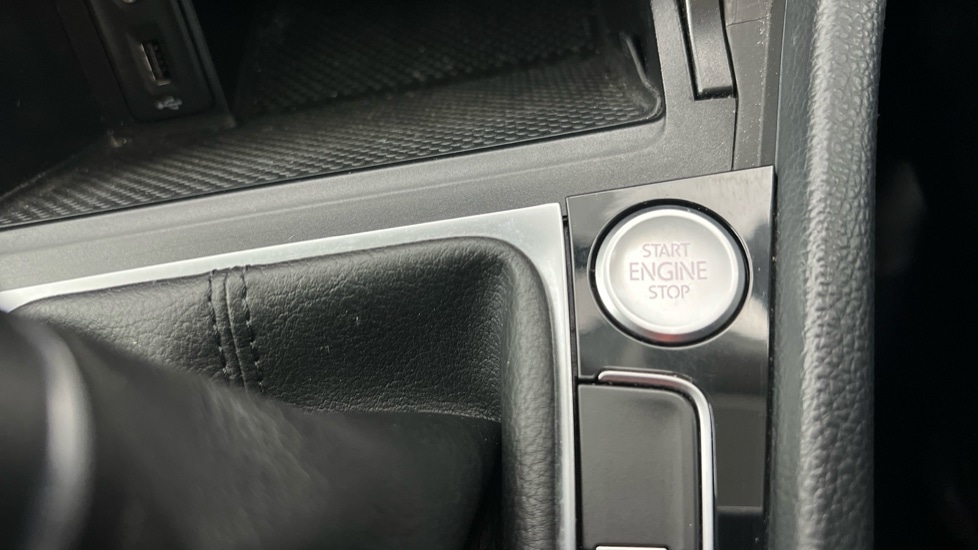 Used Volkswagen Golf 2017 for sale - 76709609: Photo 38