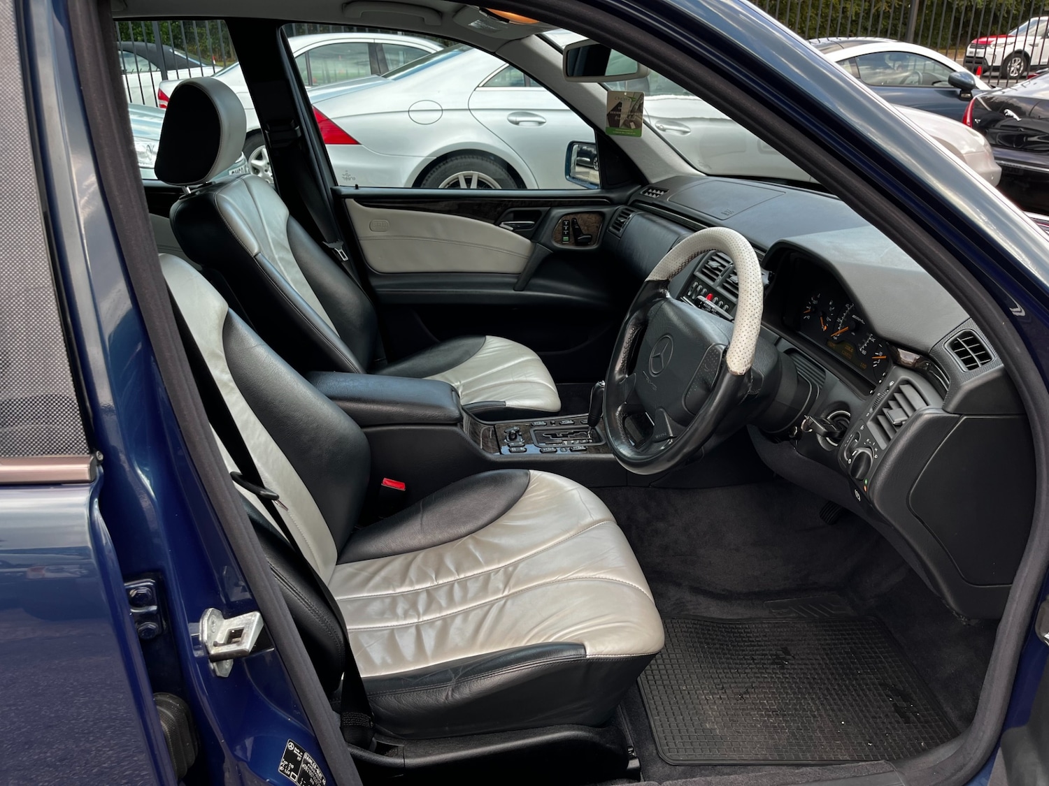 Used Mercedes-Benz E Class 1998 for sale - 76877670: Photo 9