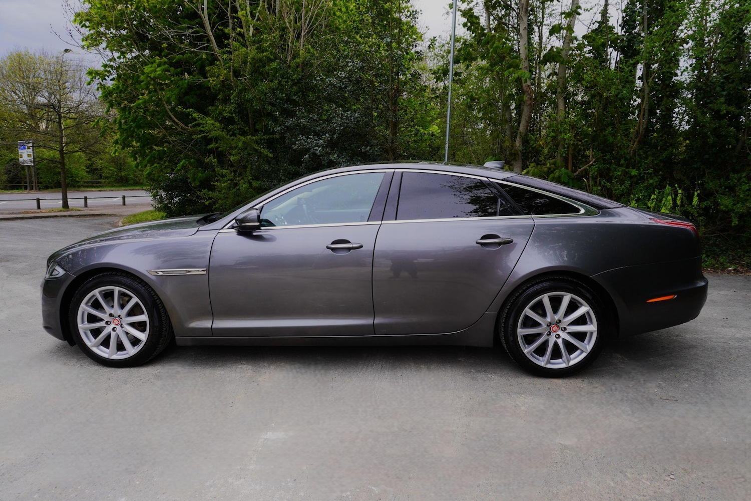 Used Jaguar XJ 2017 for sale - 76990570: Photo 2