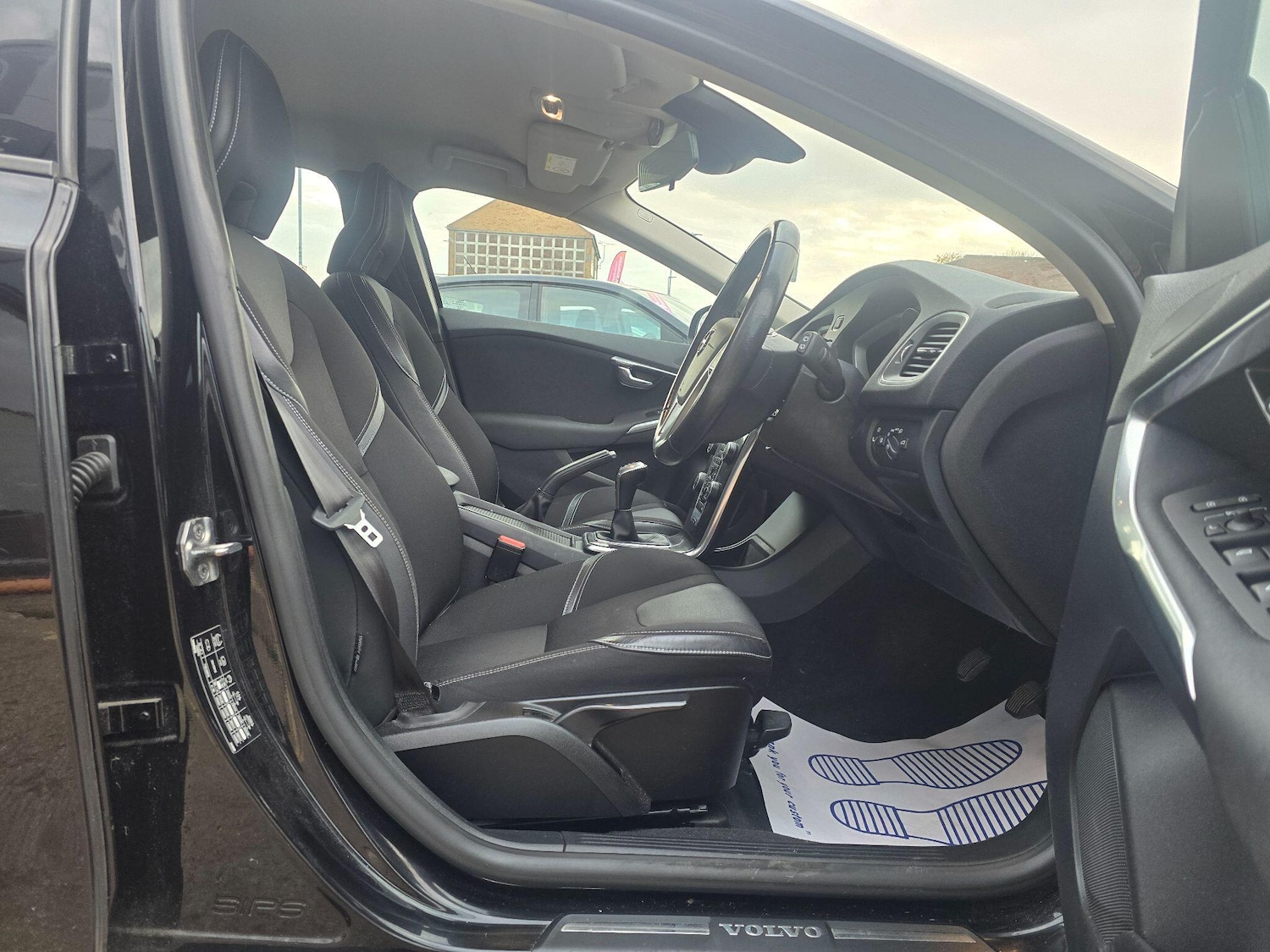 Used Volvo V40 2017 for sale - 76666610: Photo 11