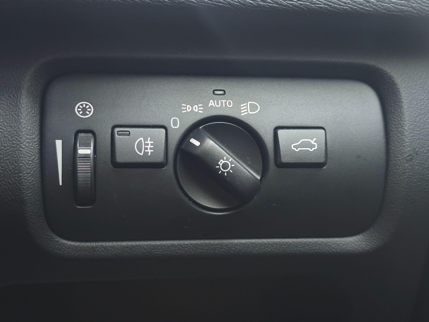 Used Volvo V40 2017 for sale - 76666610: Photo 26