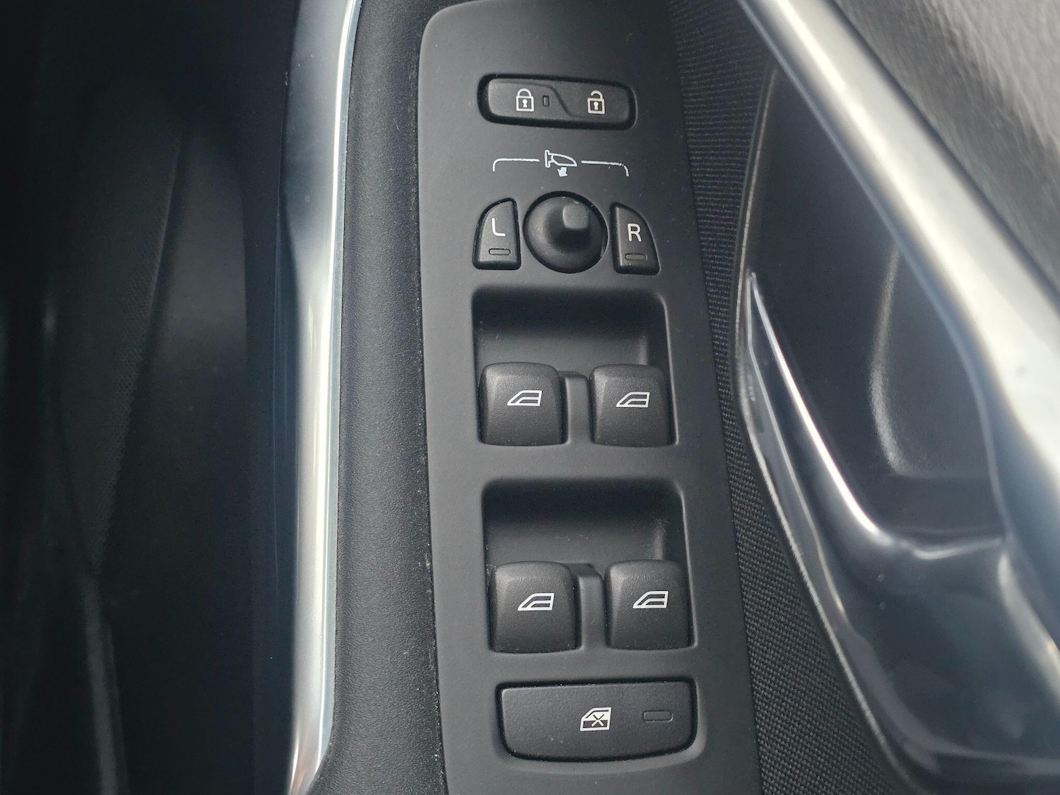 Used Volvo V40 2017 for sale - 76666610: Photo 27