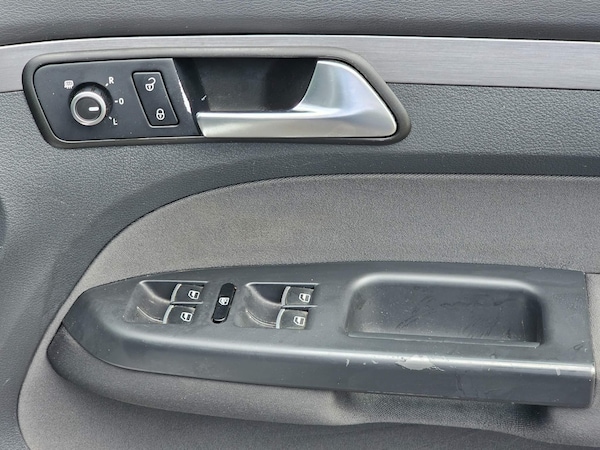 Used Volkswagen Touran 2011 for sale - 74965836: Photo 33