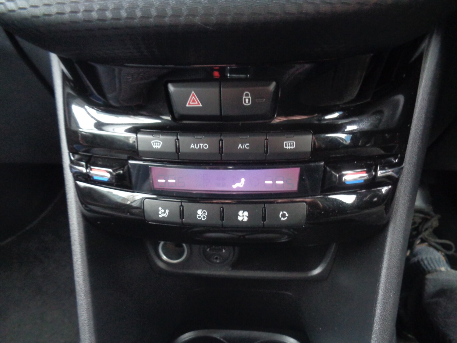 Used Peugeot 208 2015 for sale - 77517787: Photo 20