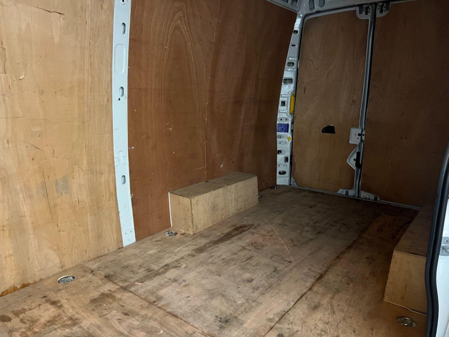 2023 Iveco Daily 2.3D HPI 14V 35S 3520 MWB High Roof Euro 6 (s/s) 5dr Panel Van - Picture 19 of 24