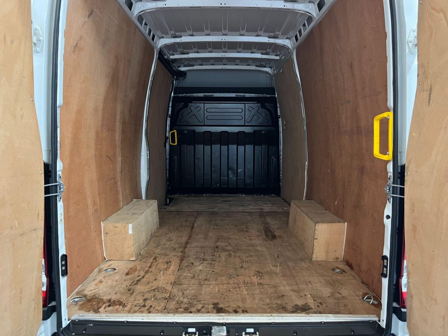 2023 Iveco Daily 2.3D HPI 14V 35S 3520 MWB High Roof Euro 6 (s/s) 5dr Panel Van - Picture 20 of 24