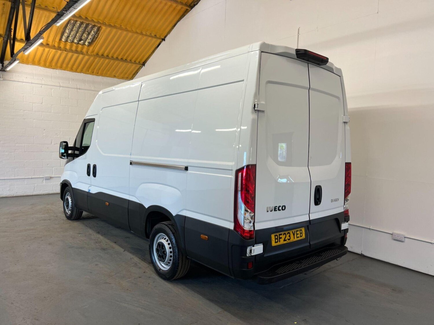 2023 Iveco Daily 2.3D HPI 14V 35S 3520 MWB High Roof Euro 6 (s/s) 5dr Panel Van - Picture 5 of 24