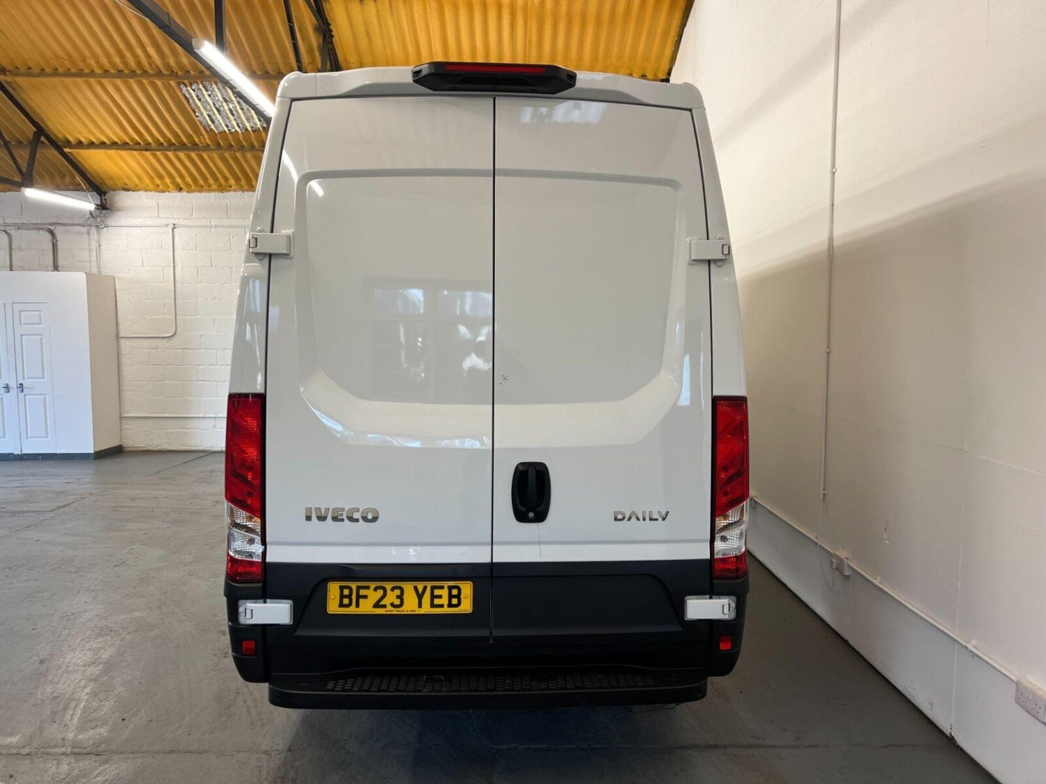 2023 Iveco Daily 2.3D HPI 14V 35S 3520 MWB High Roof Euro 6 (s/s) 5dr Panel Van - Picture 6 of 24