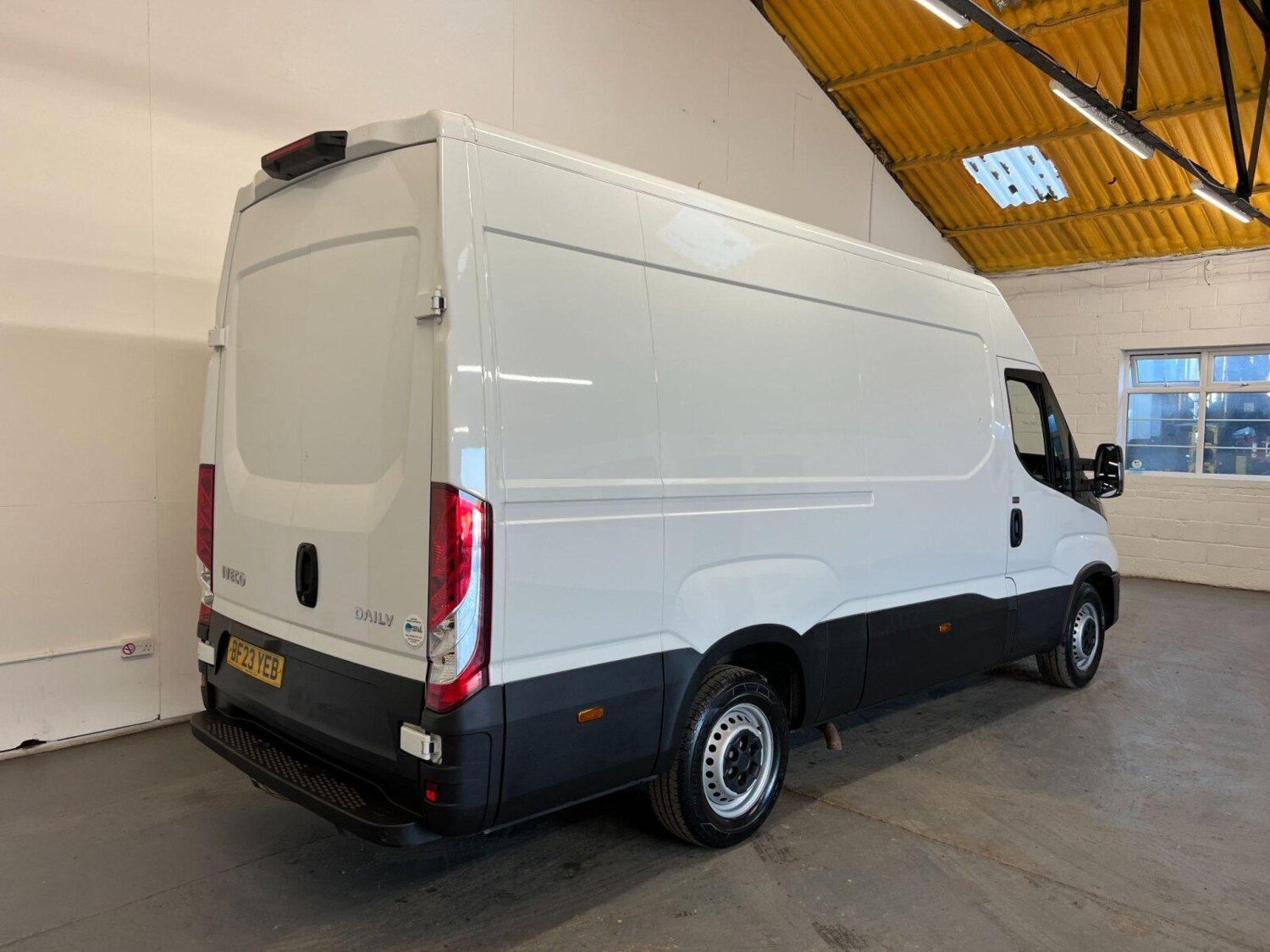 2023 Iveco Daily 2.3D HPI 14V 35S 3520 MWB High Roof Euro 6 (s/s) 5dr Panel Van - Picture 8 of 24