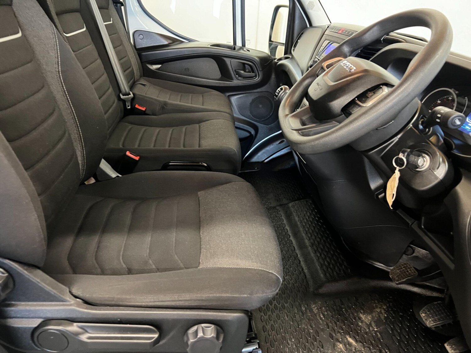 2023 Iveco Daily 2.3D HPI 14V 35S 3520 MWB High Roof Euro 6 (s/s) 5dr Panel Van - Picture 9 of 24