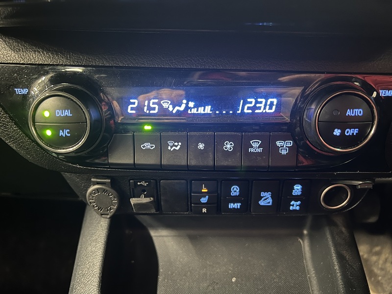 Used Toyota Hilux 2023 for sale - 77250842: Photo 10