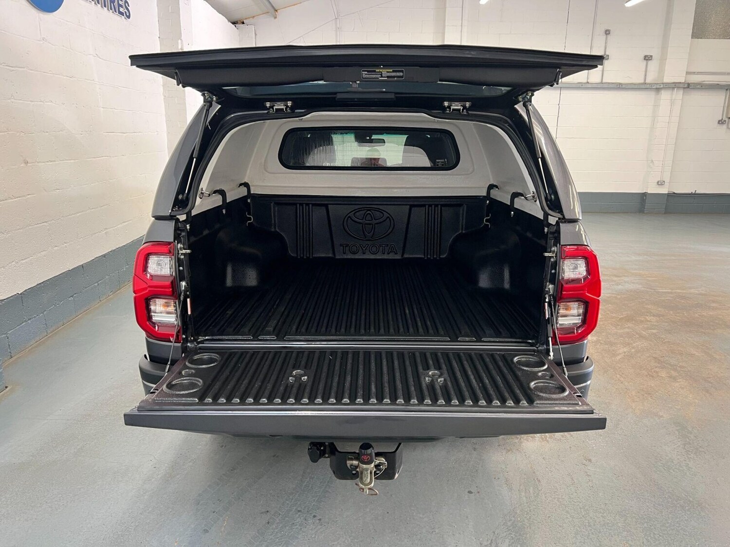 Used Toyota Hilux 2023 for sale - 76355135: Photo 34