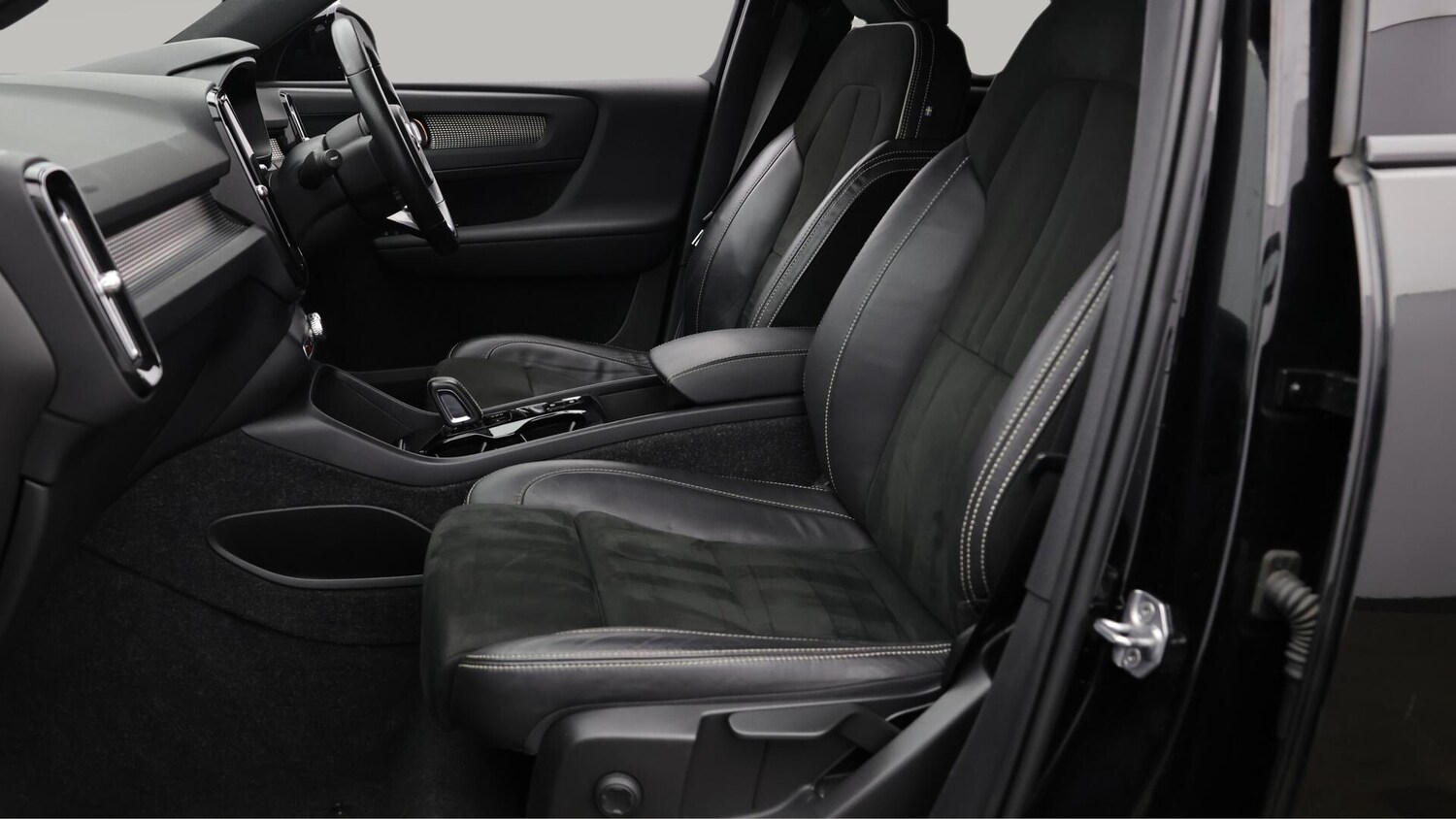 Used Volvo XC40 2021 for sale - 76562049: Photo 15