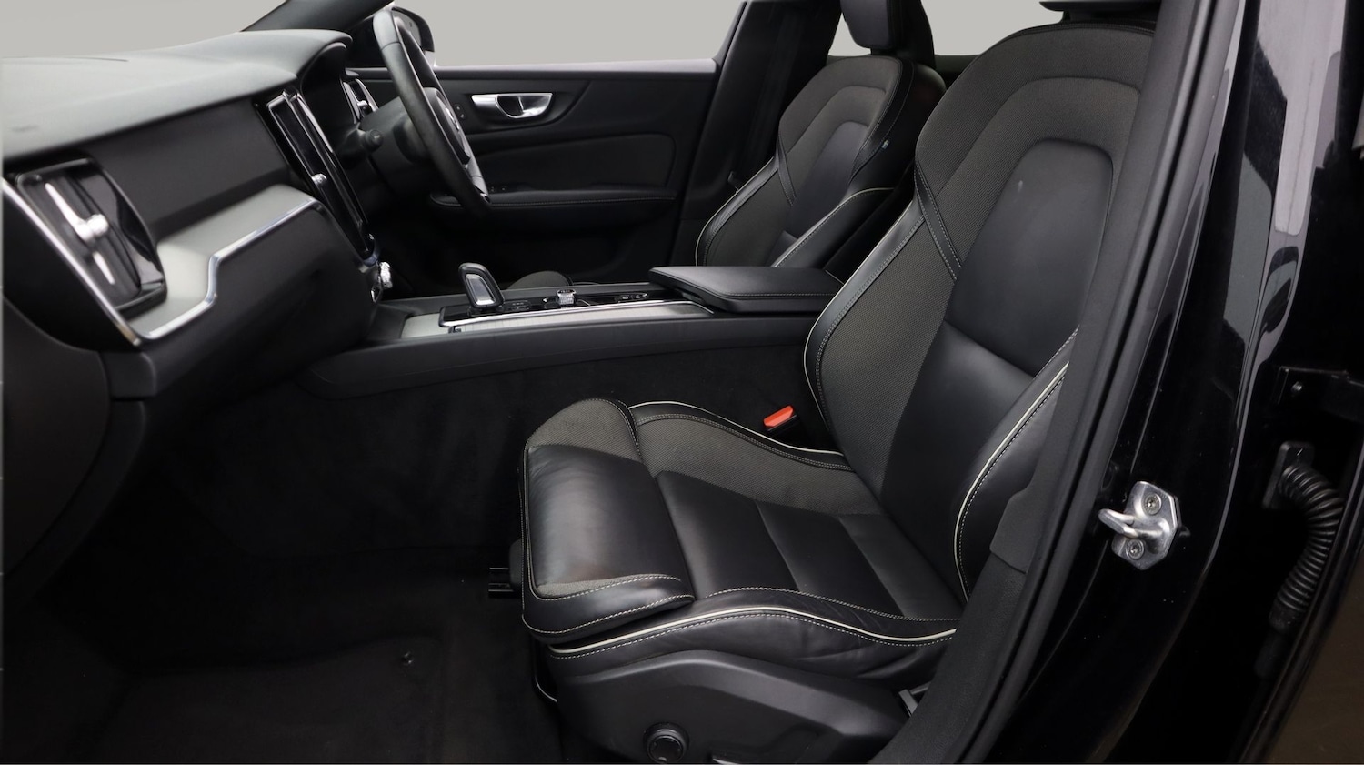 Used Volvo V60 2022 for sale - 78035259: Photo 14