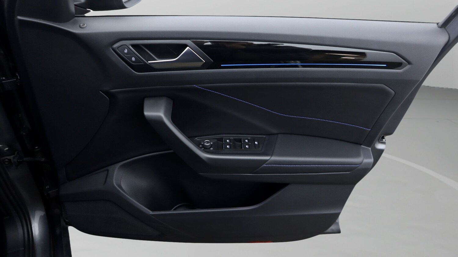 Used Volkswagen T-Roc 2023 for sale - 77274730: Photo 15