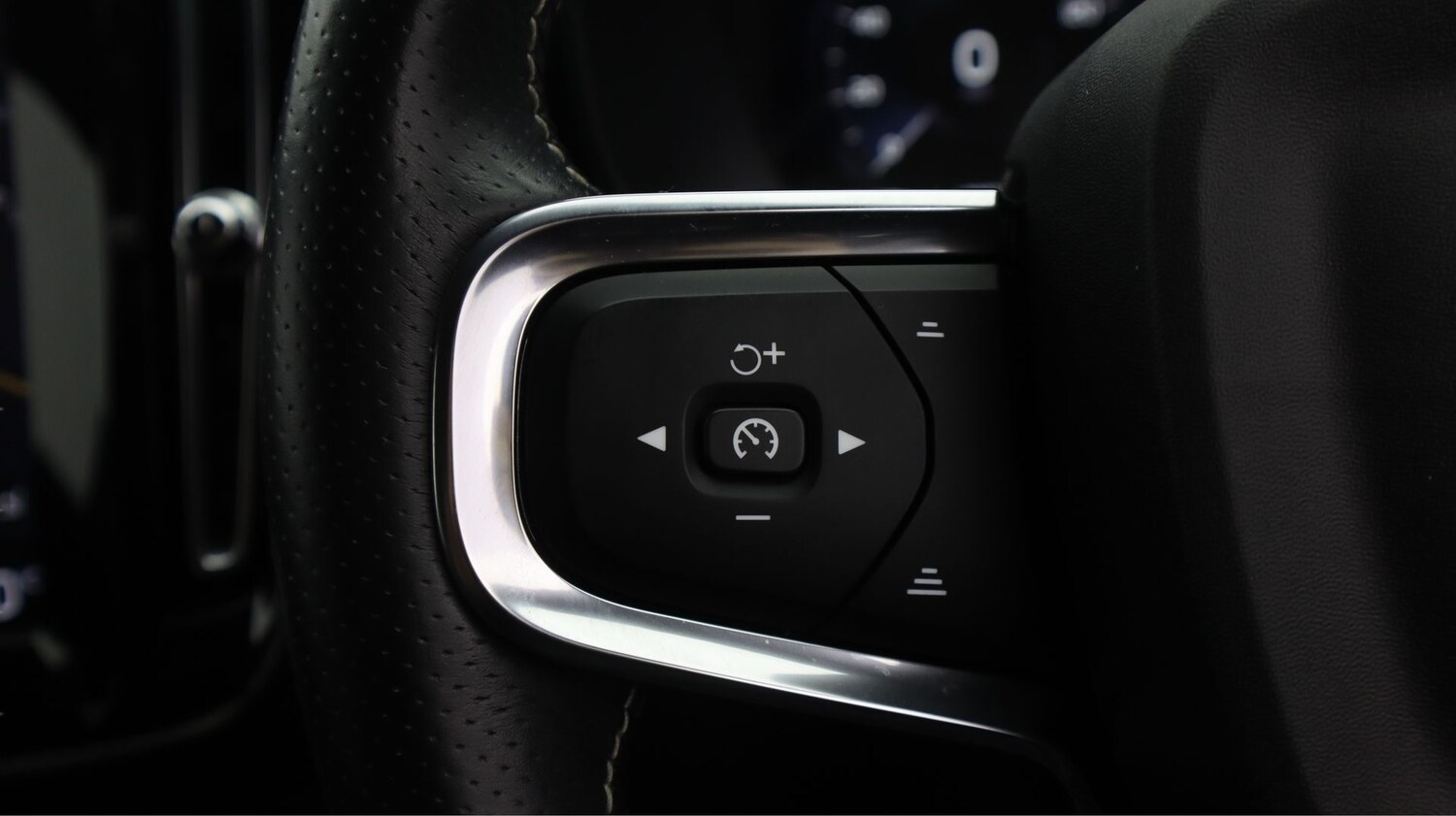 Used Volvo XC40 for sale - 77846610: Photo 23