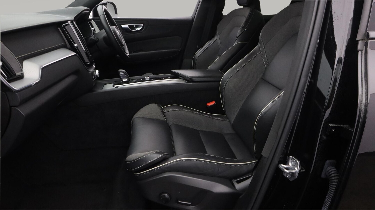 Used Volvo XC60 2022 for sale - 76742635: Photo 15