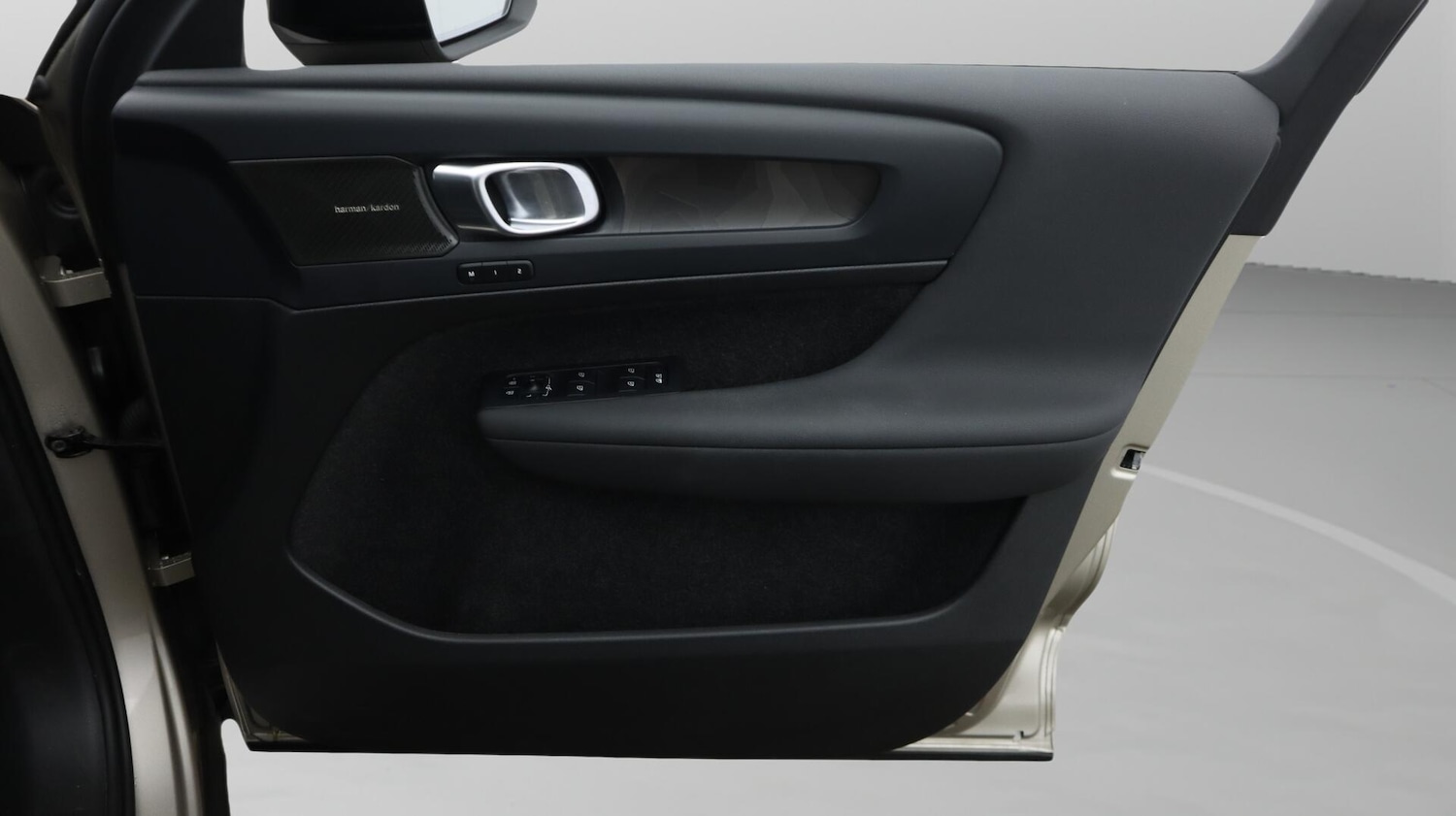 Used Volvo XC40 for sale - 76735089: Photo 16