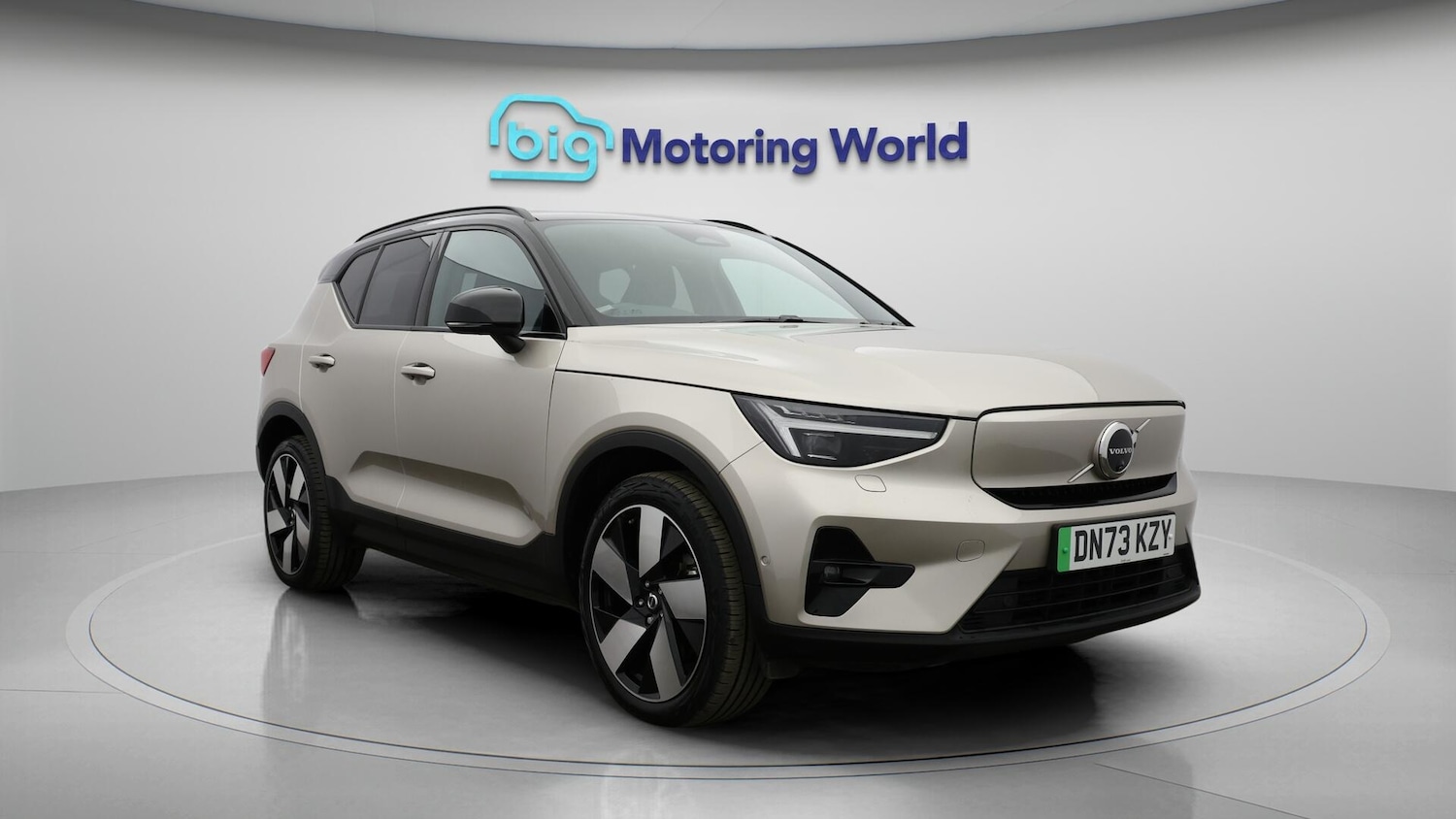 Used Volvo XC40 for sale - 76735089: Photo 2