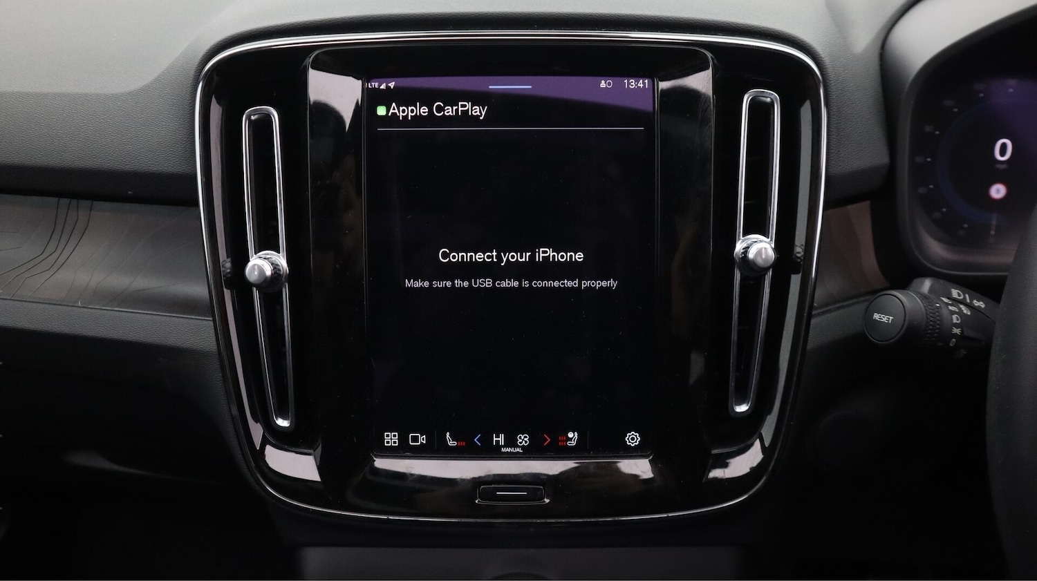 Used Volvo XC40 for sale - 76735089: Photo 28