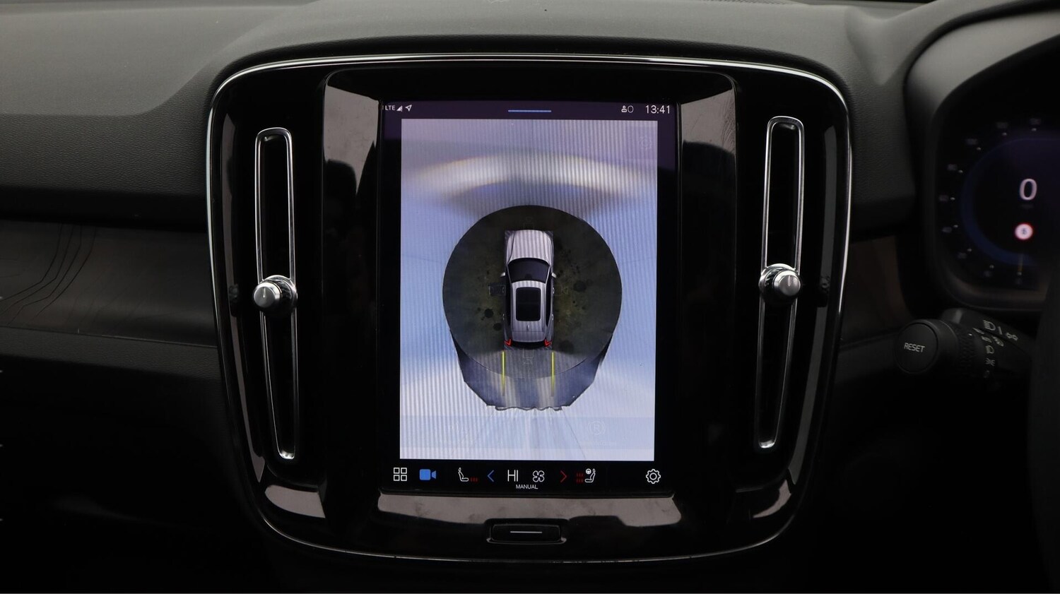 Used Volvo XC40 for sale - 76735089: Photo 29