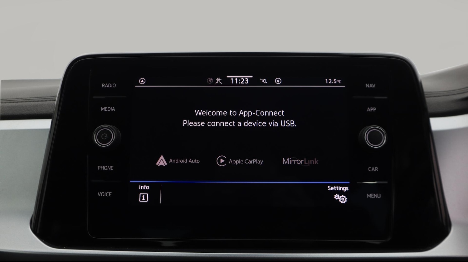 Used Volkswagen T-Roc 2023 for sale - 76742625: Photo 24