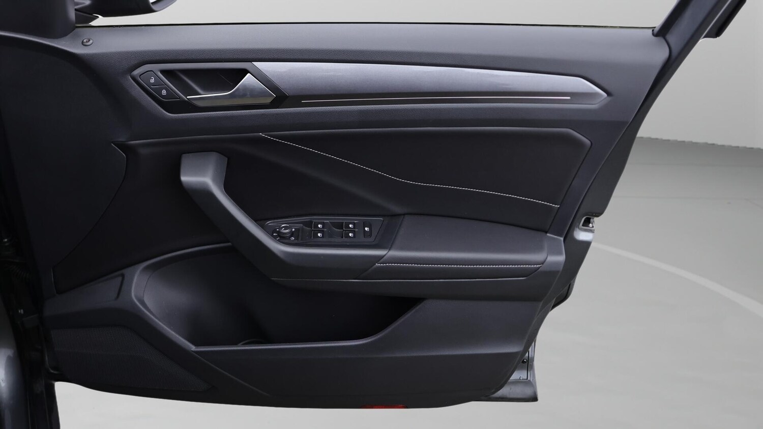 Used Volkswagen T-Roc 2023 for sale - 76388041: Photo 16