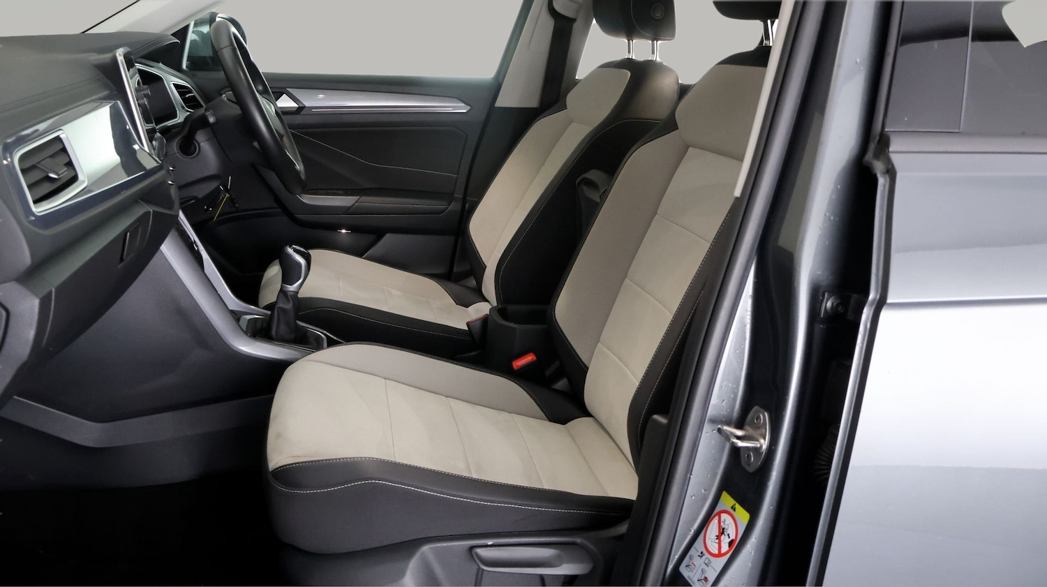 Used Volkswagen T-Roc 2023 for sale - 77675855: Photo 14