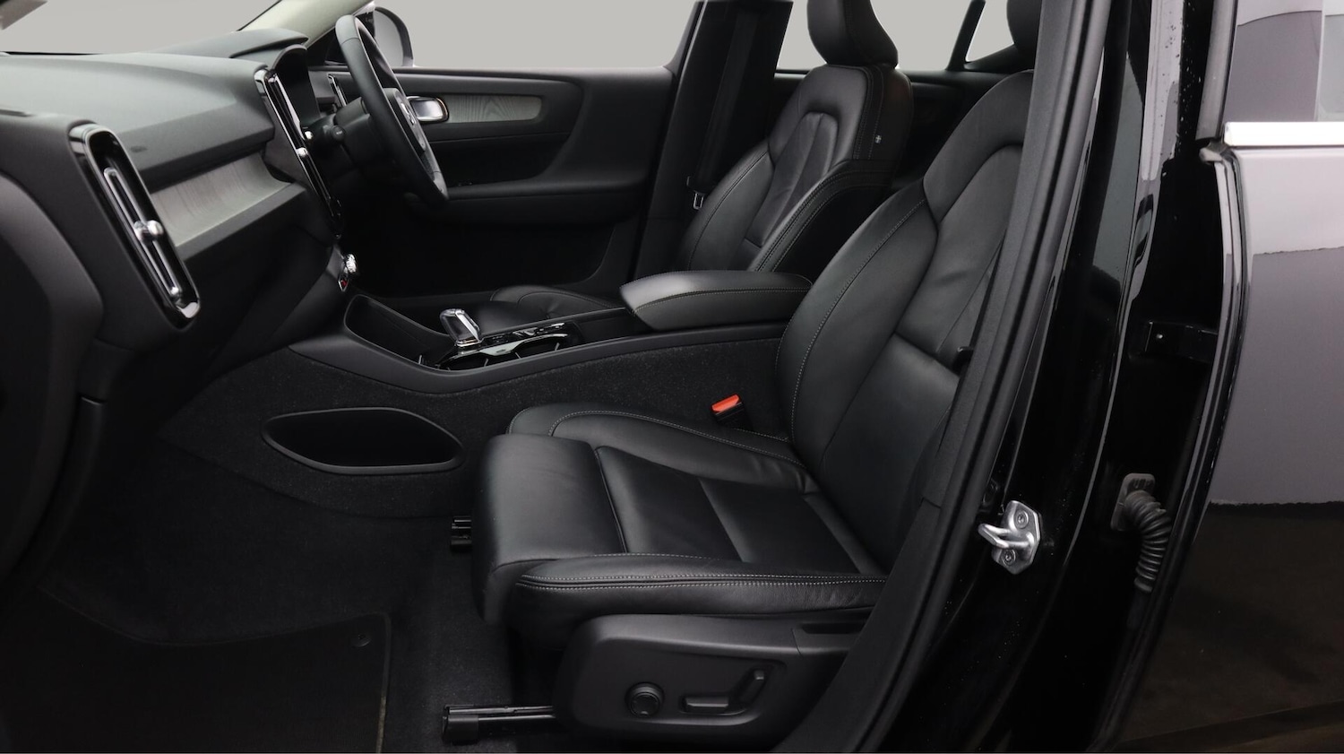 Used Volvo XC40 2021 for sale - 76702408: Photo 15