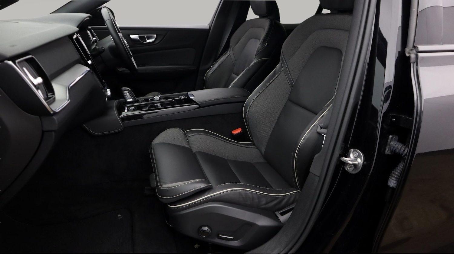 Used Volvo V60 2022 for sale - 77736272: Photo 14