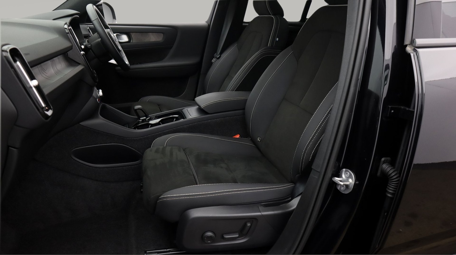 Used Volvo EX40 2025 for sale - 77730824: Photo 14