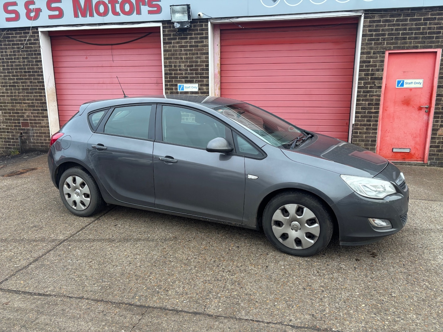 Used Vauxhall Astra 2010 for sale - 77083695: Photo 2