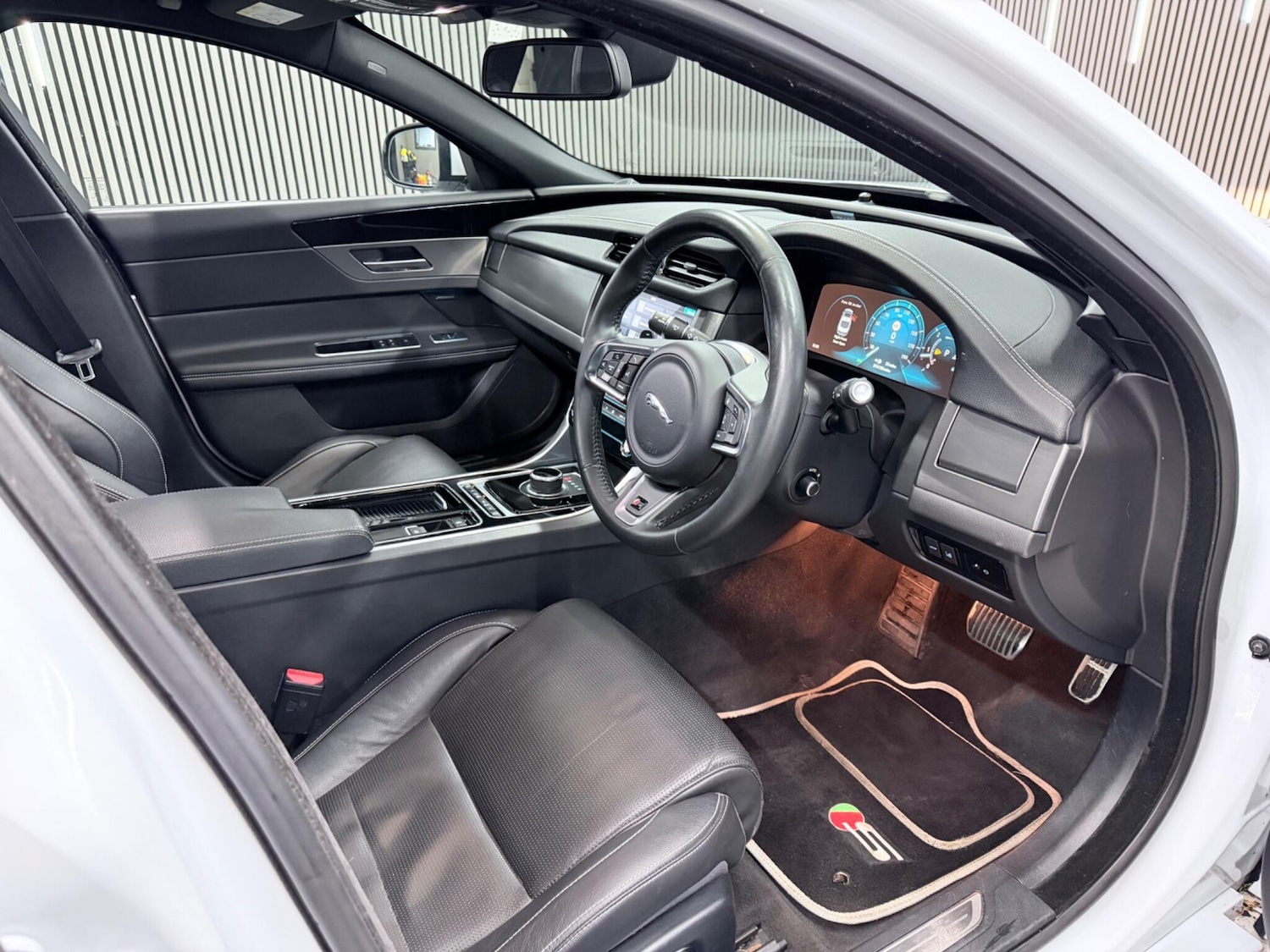 Used Jaguar XF 2016 for sale - 77290575: Photo 23