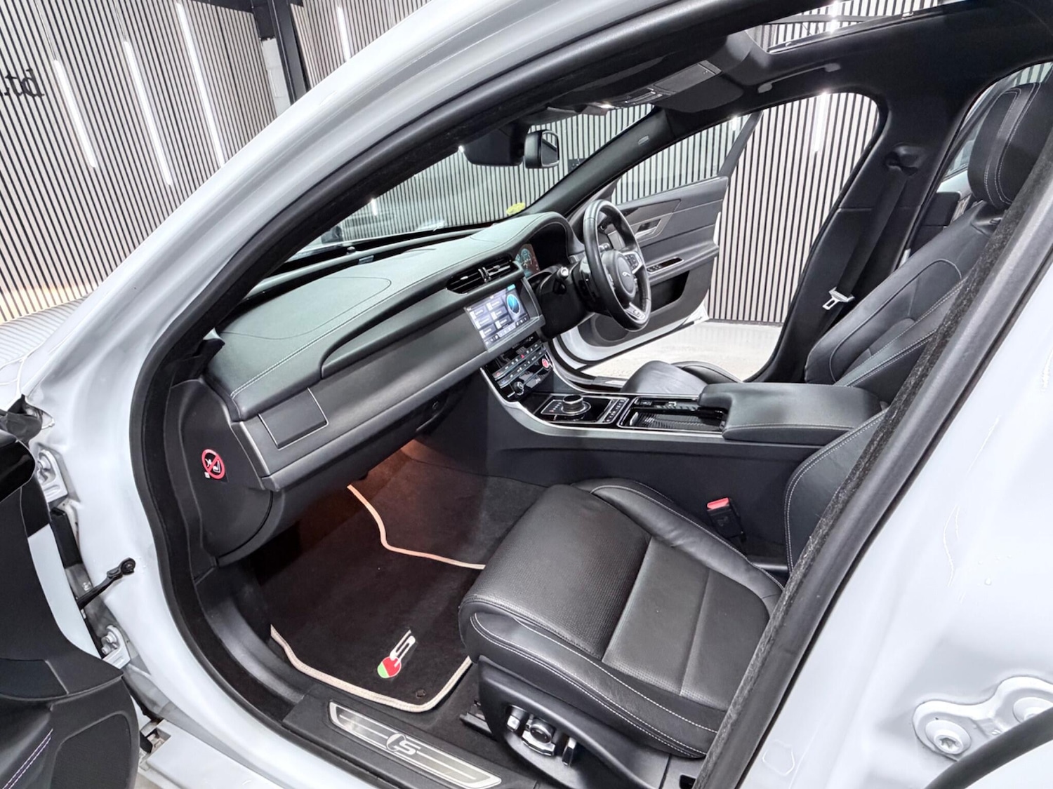 Used Jaguar XF 2016 for sale - 77290575: Photo 25