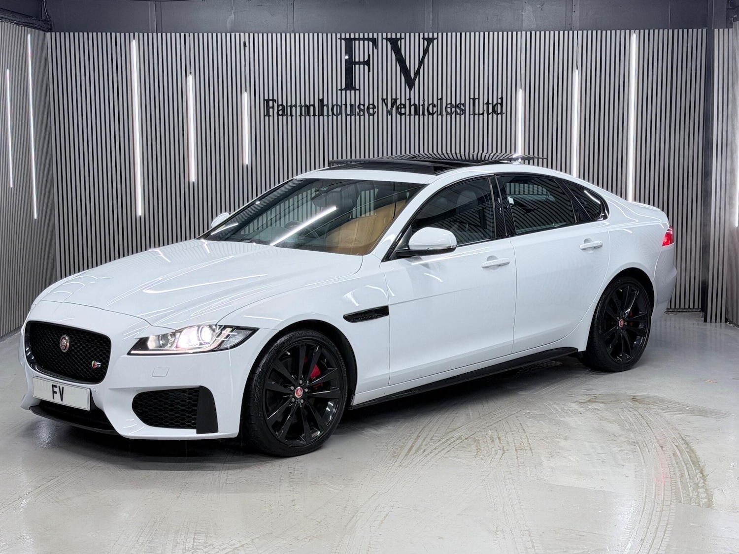 Used Jaguar XF 2016 for sale - 77290575: Photo 3