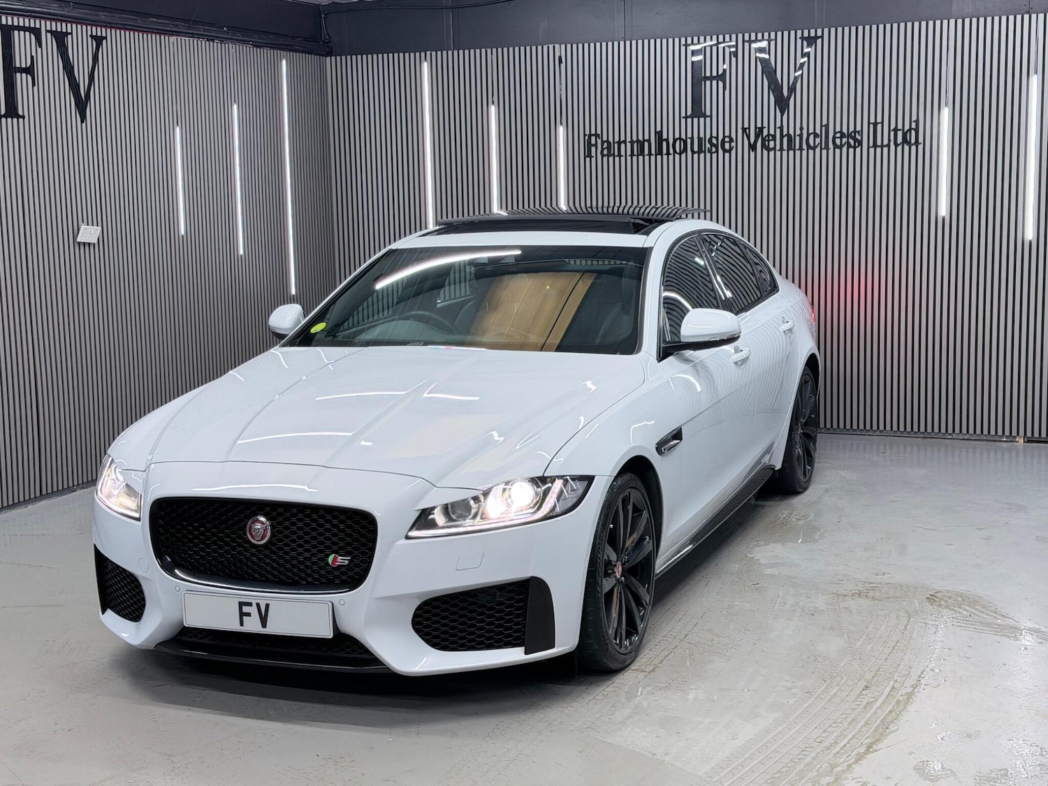Used Jaguar XF 2016 for sale - 77290575: Photo 4