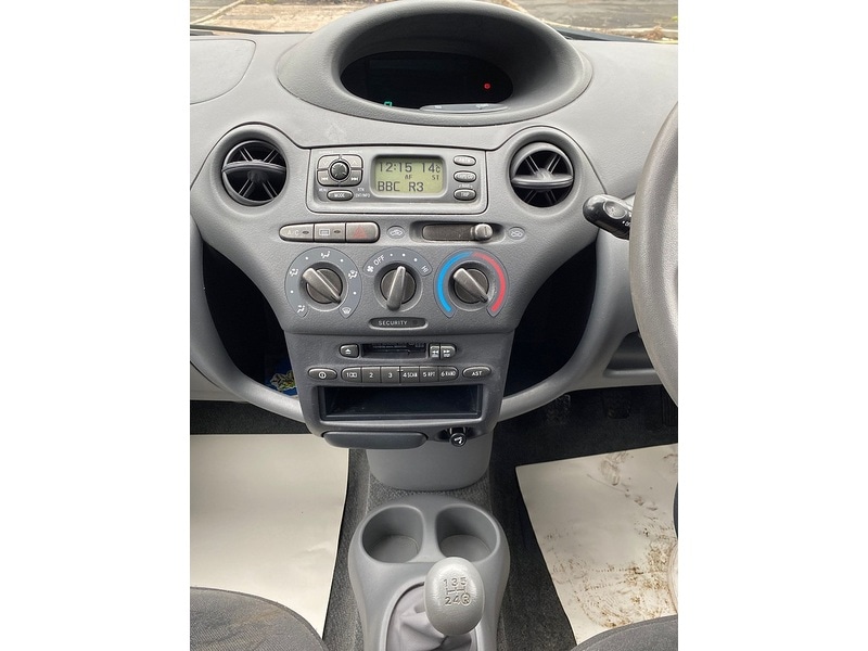 Used Toyota Yaris 2002 for sale - 76707327: Photo 18