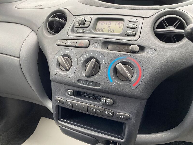 Used Toyota Yaris 2002 for sale - 76707327: Photo 20