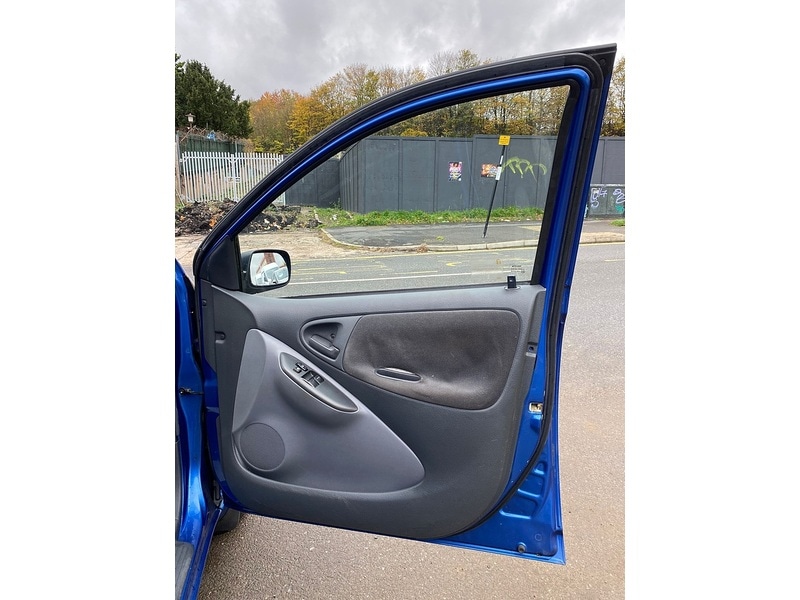 Used Toyota Yaris 2002 for sale - 76707327: Photo 27